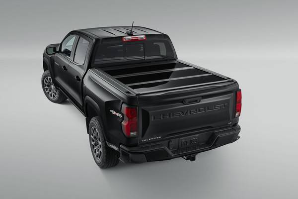 GM (General Motors) - 19433962 Bed Covers, Short Bed Hard Folding Painted Tonneau Cover in Onyx Black by UnderCover™